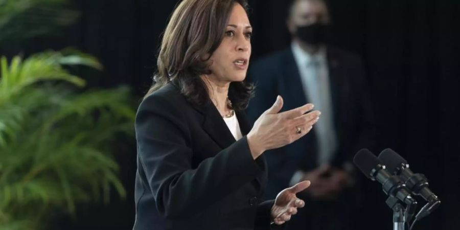 Kamala Harris, Vizepräsidentin der USA, spricht zu den Medien. Bei der ersten Auslandsreise von Kamala Harris als US-Vizepräsidentin haben in Mexiko die beiden Nachbarländer eine engere Zusammenarbeit unter anderem beim Thema Migration vereinbart. Foto: Jacquelyn Martin/AP/dpa