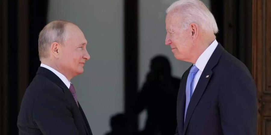 Der russische Präsident Wladimir Putin (l) und US-Präsident Joe Biden schütteln sich die Hände bei ihrem Treffen in der "Villa la Grange". Foto: Patrick Semansky/AP/dpa