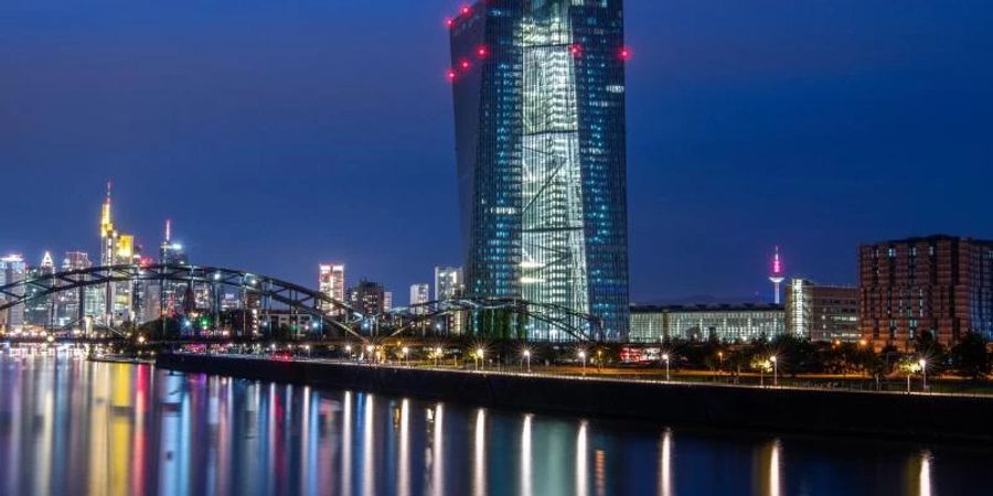 Die Inflation in Deutschland bleibt zu Jahresbeginn hoch. Kritiker werfen der EZB vor, mit ihrer lockeren Geldpolitik die Teuerung anzuheizen, die sie eigentlich im Zaum halten will. Foto: Boris Roessler/dpa