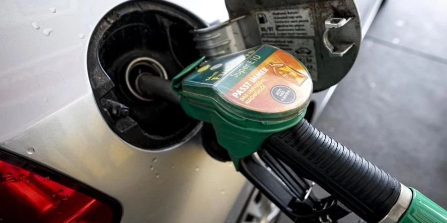 Superbenzin der Sorte E10 ist in Deutschland so teuer wie nie. Foto: Fabian Sommer/dpa