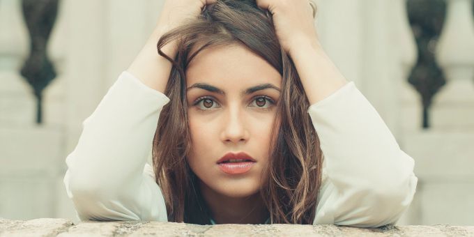 Das, was Sie immer wieder denken und wovon Sie überzeugt sind, wird Realität. Frau frontal im Blick