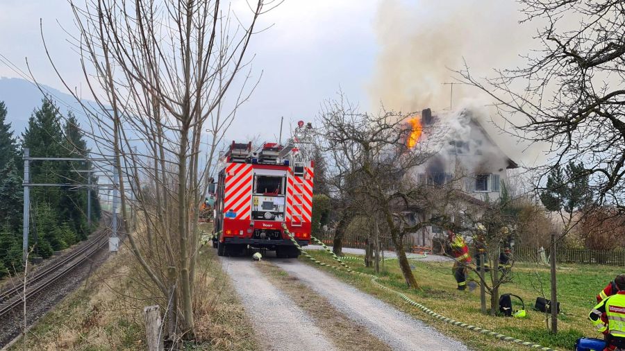 Die Feuerwehr beim Löscheinsatz in Hurden SZ.