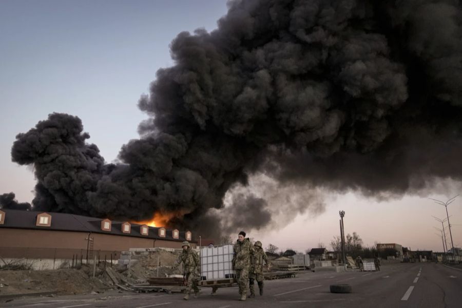 Der Ukraine-Krieg dauert inzwischen seit Wochen an. Dieses Bild zeigt ukrainische Truppen im Einsatz nach einem Anschlag auf Mariupol am 17. März.