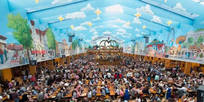 Menschenmassen: Wiesn-Besucher feiern 2016 im Hacker-Festzelt auf dem Oktoberfest. Foto: Matthias Balk/dpa Menschenmassen: Wiesn-Besucher feiern 2016 im Hacker-Festzelt auf dem Oktoberfest. Foto: Matthias Balk/dpa