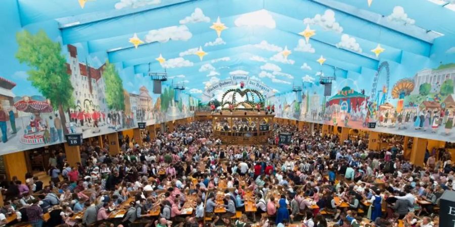 Menschenmassen: Wiesn-Besucher feiern 2016 im Hacker-Festzelt auf dem Oktoberfest. Foto: Matthias Balk/dpa