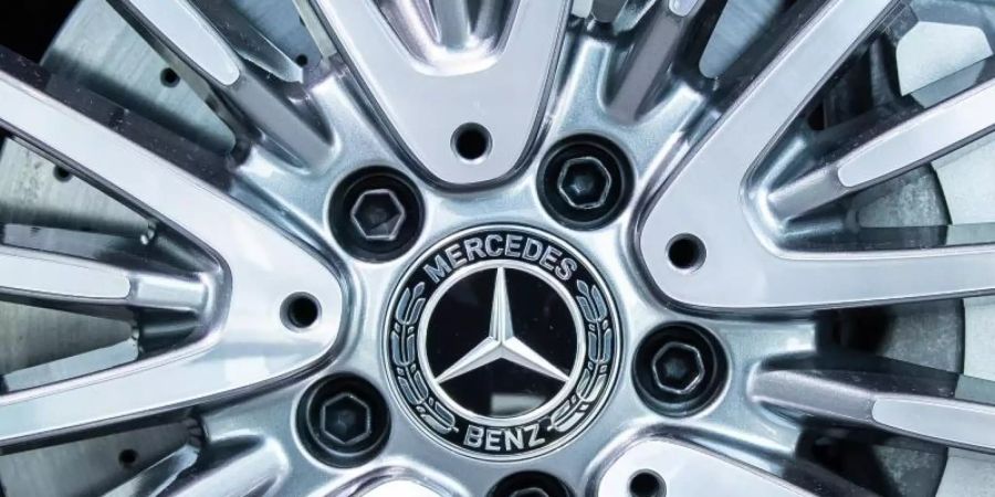 Mercedes-Benz hat im vergangenen Jahr vor allem wegen der Halbleiterkrise weniger Autos ausgeliefert als 2020. Foto: Silas Stein/dpa
