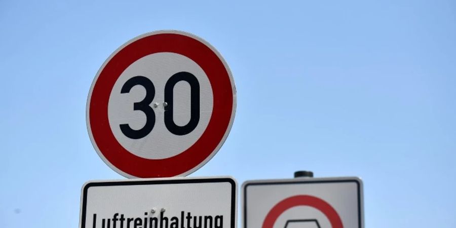 Verkehrsschild an einer Tempo-30-Zone