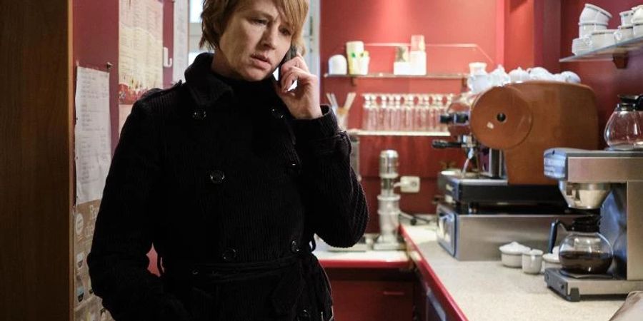 Corinna Harfouch als Gudrun in einer Szene des Films "Das Mädchen mit den goldenen Händen". Foto: Erik Mosoni/WildBunch/dpa
