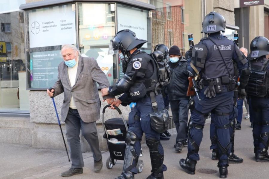 Die Polizei bringt um 15.30 Uhr einen Senior aus der Schusslinie.