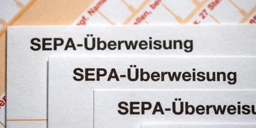 Mehr als ein Drittel der Bankkundinnen und Kunden kennt die Echtzeitüberweisung auch rund vier Jahre nach Einführung des Verfahrens nicht. Foto: Fabian Sommer/dpa