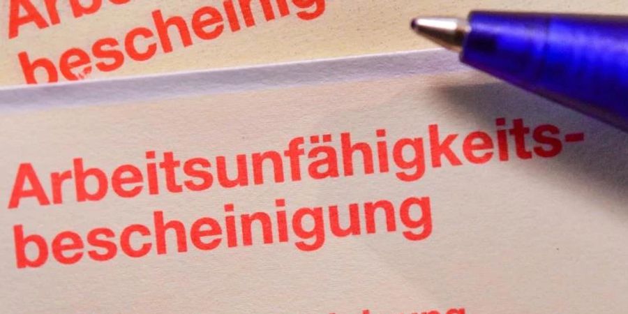 Eine Arbeitsunfähigkeitsbescheinigung können Patienten bei leichten Atemwegserkrankungen voraussichtlich auch noch nach dem 31. März per Telefon vom Arzt einholen. Foto: Patrick Pleul/zb/dpa