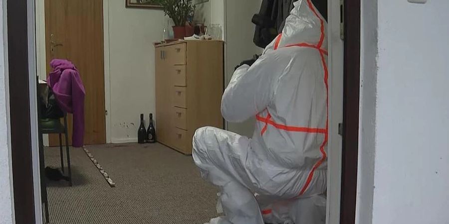 Die Polizei sichert Spuren in der Wohnung des Tatverdächtigen. Foto: Stefan Tretropp/dpa