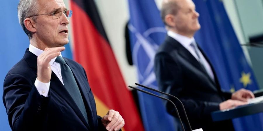 Stoltenberg (links) bei der Pressekonferenz mit Scholz