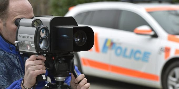 Raser, die in die Radarfalle tappen, sollen künftig weniger hart angefasst werden können, meinte das Parlament noch im Sommer. (Themenbild) raser