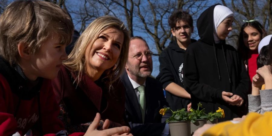 Viele Kinder umringten Königin Máxima bei ihrem Besuch in einer Flüchtlingsunterkunft.