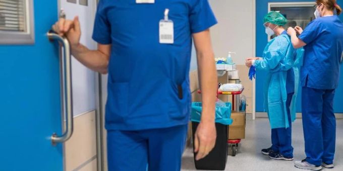 Eine wirkliche Entlastung in den Krankenhäusern steht inmitten der Omikron-Welle noch weiter aus. Foto: Oliver Dietze/dpa Eine wirkliche Entlastung in den Krankenhäusern steht inmitten der Omikron-Welle noch weiter aus. Foto: Oliver Dietze/dpa
