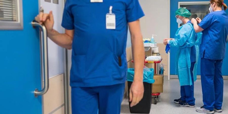 Eine wirkliche Entlastung in den Krankenhäusern steht inmitten der Omikron-Welle noch weiter aus. Foto: Oliver Dietze/dpa
