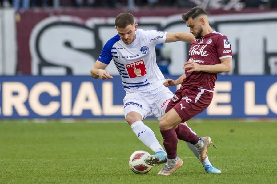 Denis Simani (l.) vom FC Luzern im Duell mit Servettes Alex Schalk.