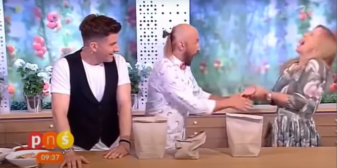Der Magier (Mitte) zeigt sich schockiert vom Unfall und versucht, der Moderatorin (rechts) zu helfen. Zaubertrick TVP