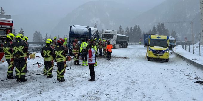 Zwei Verletzte nach Kollision auf der N13.