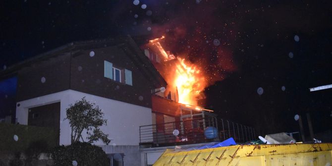 Wohnungsbrand: eine Person zur Kontrolle im Spital