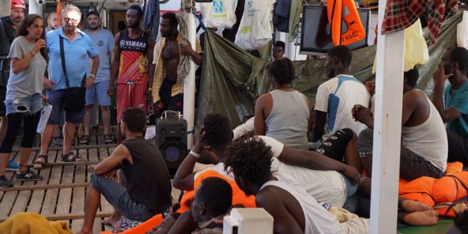 Die tunesischen Behörden haben ein Boot mit 160 Migranten vor der Küste Tunesiens abgefangen. Die Migranten waren auf dem Weg nach Europa. (Archivbild) Die tunesischen Behörden haben ein Boot mit 160 Migranten vor der Küste Tunesiens abgefangen. Die Migranten waren auf dem Weg nach Europa. (Archivbild)