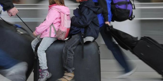 Kinder, die aus einem Hochrisikogebiet zurückkehren, können sich nun aus einer sonst anstehenden fünftägigen Quarantäne freitesten. Foto: Arne Dedert/dpa Kinder, die aus einem Hochrisikogebiet zurückkehren, können sich nun aus einer sonst anstehenden fünftägigen Quarantäne freitesten. Foto: Arne Dedert/dpa