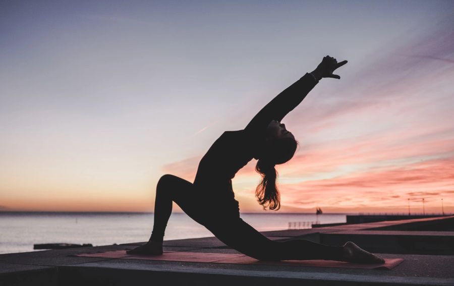 Frau macht Yoga