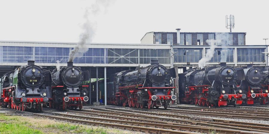 Dampfloks Gleise rot schwarz