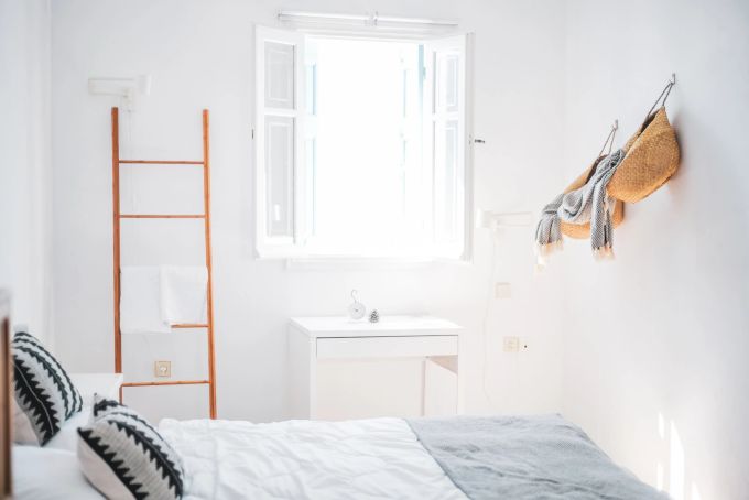 Der griechische Stil kommt mit viel Licht und wenig Farben. Helles Zimmer