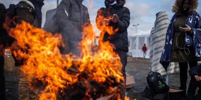 Mehrere Menschen wärmen sich an einem Feuer am Grenzübergang zwischen Polen und der Ukraine. Foto: Alejandro Martínez Vélez/EUROPA PRESS/dpa Mehrere Menschen wärmen sich an einem Feuer am Grenzübergang zwischen Polen und der Ukraine. Foto: Alejandro Martínez Vélez/EUROPA PRESS/dpa
