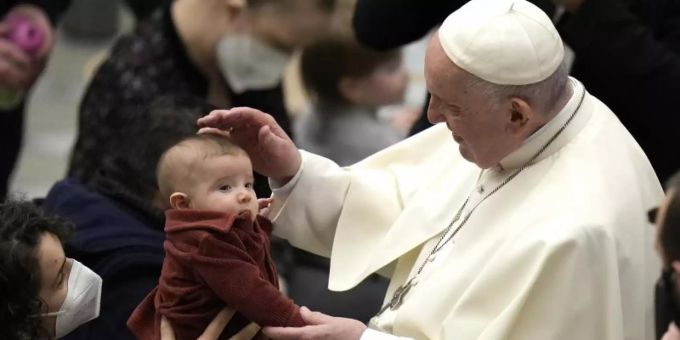 Papst Franziskus (r) bei seiner wöchentlichen Generalaudienz im Vatikan. Foto: Alessandra Tarantino/AP/dpa Papst Franziskus (r) bei seiner wöchentlichen Generalaudienz im Vatikan. Foto: Alessandra Tarantino/AP/dpa
