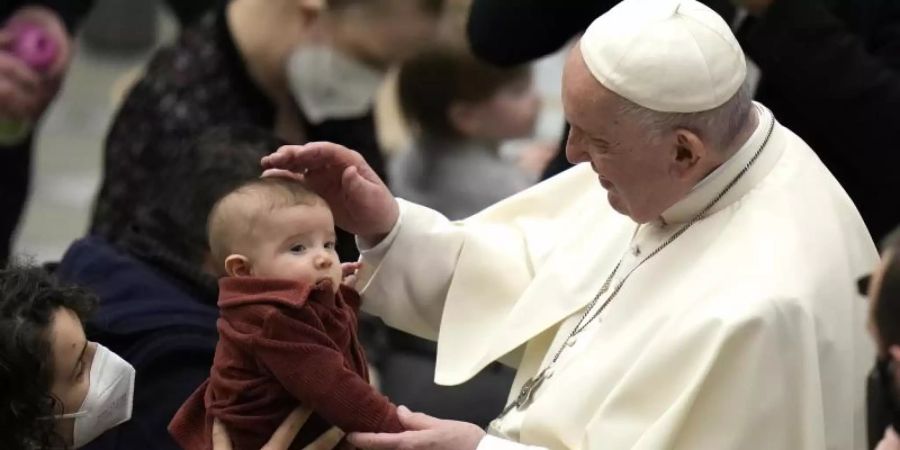 Papst Franziskus (r) bei seiner wöchentlichen Generalaudienz im Vatikan. Foto: Alessandra Tarantino/AP/dpa