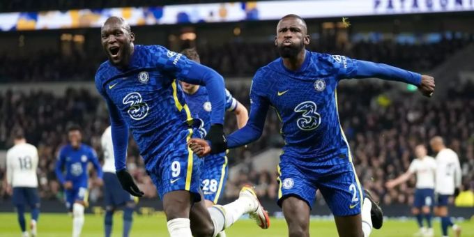 Antonio Rüdiger (r) feiert mit Romelu Lukaku das Tor zur 1:0-Führung für den FC Chelsea gegen Tottenham. Foto: Nick Potts/PA Wire/dpa Antonio Rüdiger (r) feiert mit Romelu Lukaku das Tor zur 1:0-Führung für den FC Chelsea gegen Tottenham. Foto: Nick Potts/PA Wire/dpa