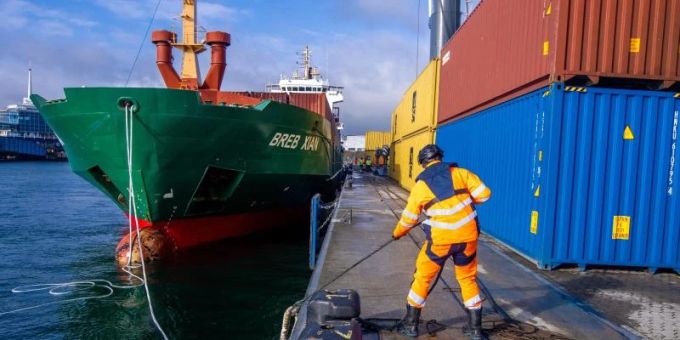 Die Bedeutung Chinas für die deutschen Importe wächst stetig - 2021 wurden Waren im Wert von fast 142 Milliarden Euro aus China importiert. Foto: Jens Büttner/dpa Die Bedeutung Chinas für die deutschen Importe wächst stetig - 2021 wurden Waren im Wert von fast 142 Milliarden Euro aus China importiert. Foto: Jens Büttner/dpa