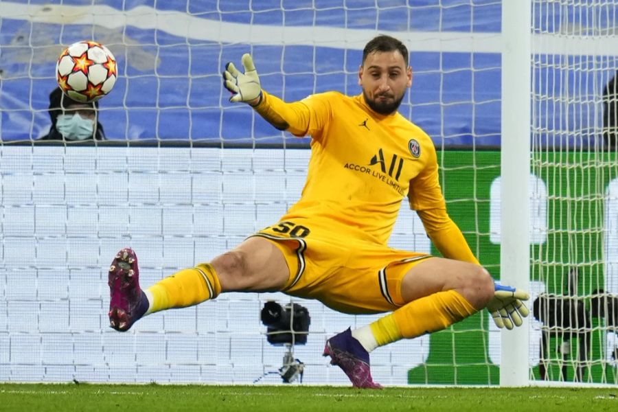 Dem Torhüter von Paris Saint-Germain, Gianluigi Donnarumma, unterläuft beim 1:1-Ausgleichstreffer von Karim Benzema ein Bock.