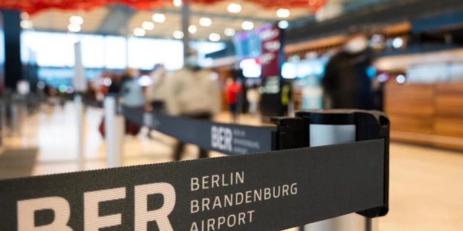 Der Flughafen Berlin Brandenburg (Symbolbild). Nach den Plänen für die Neuregelungen sollen Reiseländer nur noch als Hochrisikogebiete mit weitergehenden Auflagen bei der Rückkehr eingestuft werden, wenn dort Varianten mit «stärker krankmachenden Eigenschaften» grassieren als Omikron. Foto: Christophe Gateau/dpa