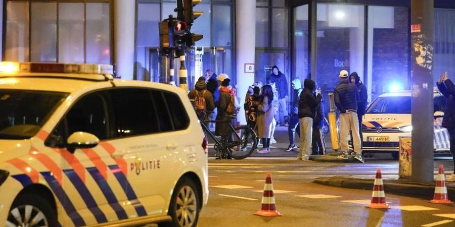 Der Polizei gelang es, den Geiselnehmer zu überwältigen. Foto: Peter Dejong/AP/dpa