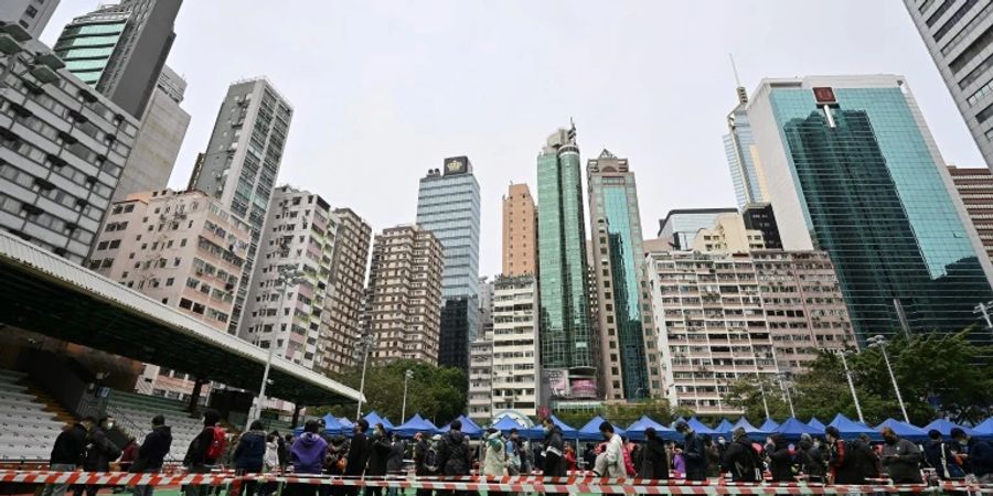 Testzentrum auf Sportplatz in Hongkong
