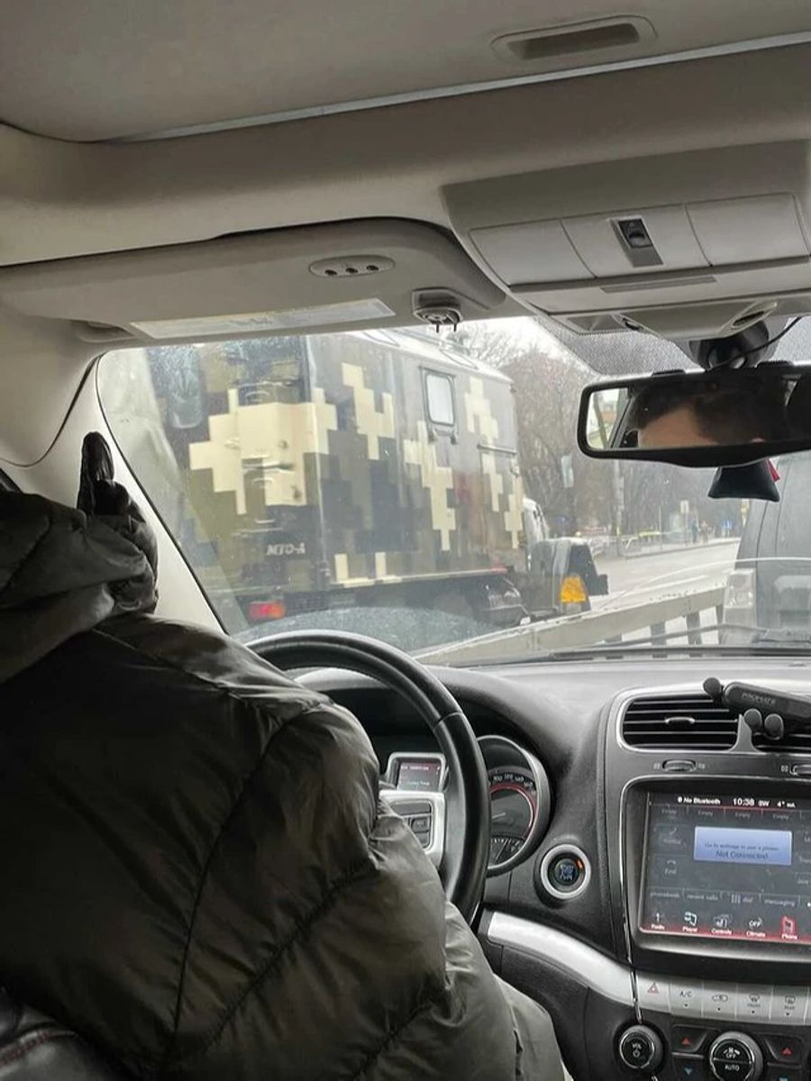 Militärfahrzeuge fahren am Stau in der Hauptstadt vorbei.