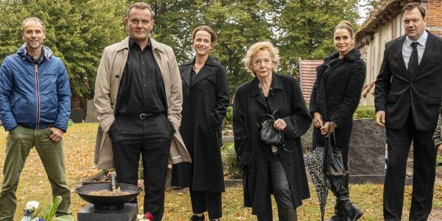 Ein kleiner Teil des Teams hinter der Serie «Das Begräbnis» (v.l.): Regisseur Jan Georg Schütte und die Schauspielerinnen und Schauspieler Devid Striesow, Claudia Michelsen, Christine Schorn, Anja Kling und Charly Hübner.