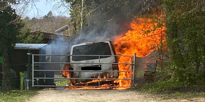 Fahrzeugbrand erfordert Feuerwehreinsatz.