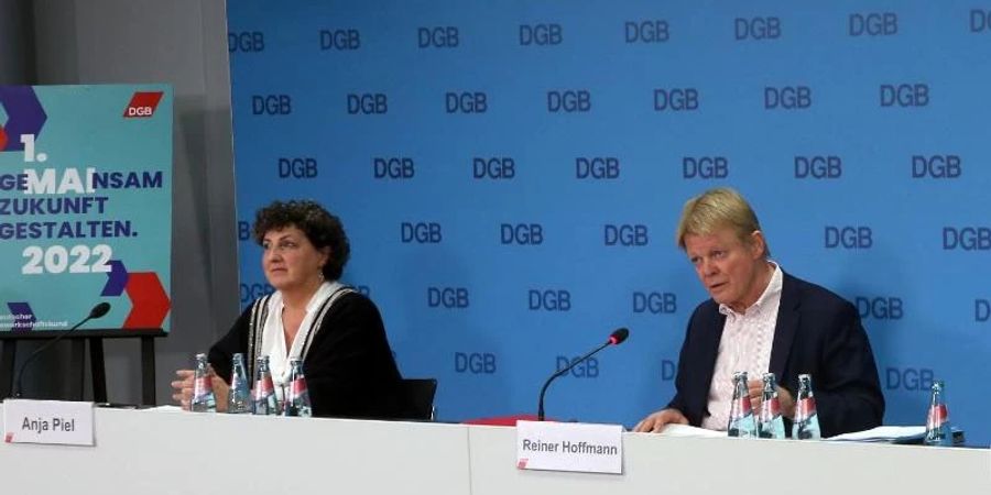 Anja Piel (l-r), Reiner Hoffmann und Elke Hannack bei der DGB-Jahrespressekonferenz. Foto: Wolfgang Kumm/dpa