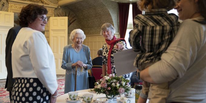 Queen Elizabeth mit dem Spazierstock von Prinz Philip Queen Elizabeth