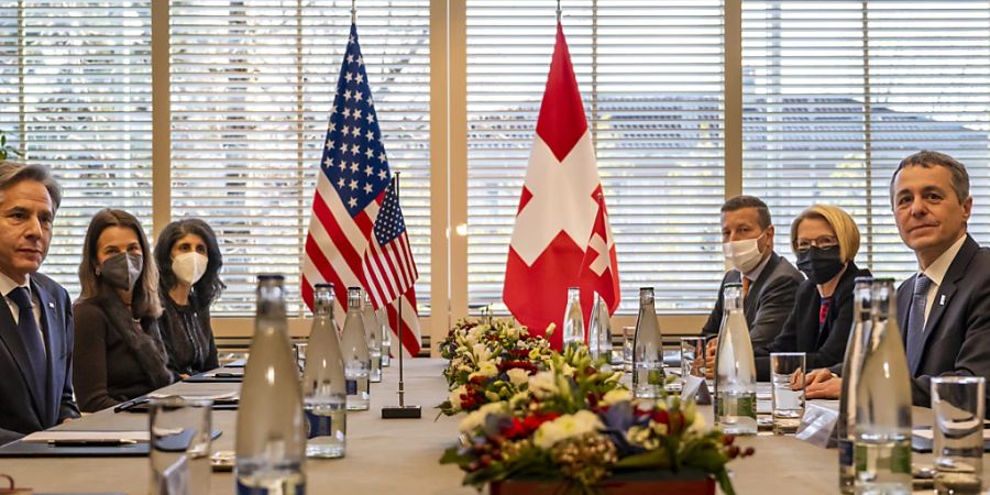 Bundespräsident Ignazio Cassis (vorne rechts) während seines Treffens mit US-Aussenminister Antony Blinken (vorne links).