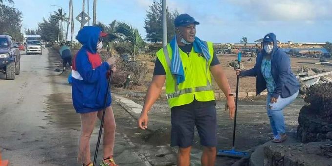 Anwohner fegen Asche von einer Strasse nach dem Ausbruch eines unterseeischen Vulkans vor Tonga. Tonga