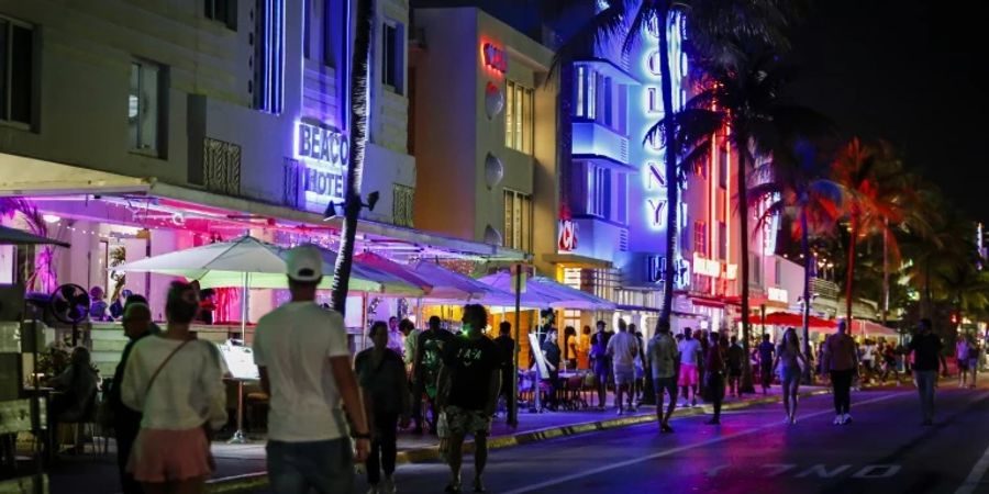 Nachtschwärmer auf dem Ocean Drive in Miami Beach