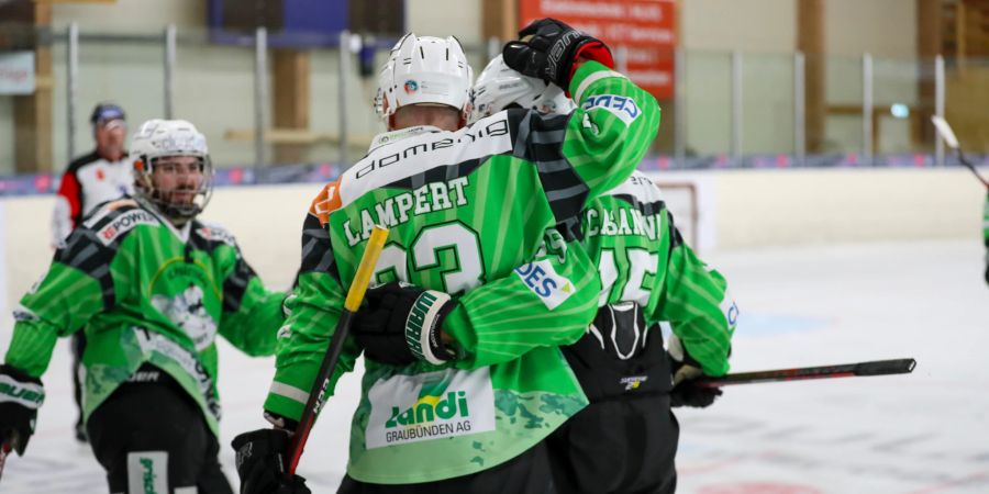 HC Prättigau: Jubel nach dem Torschuss der 1. Mannschaft. - Prättigau