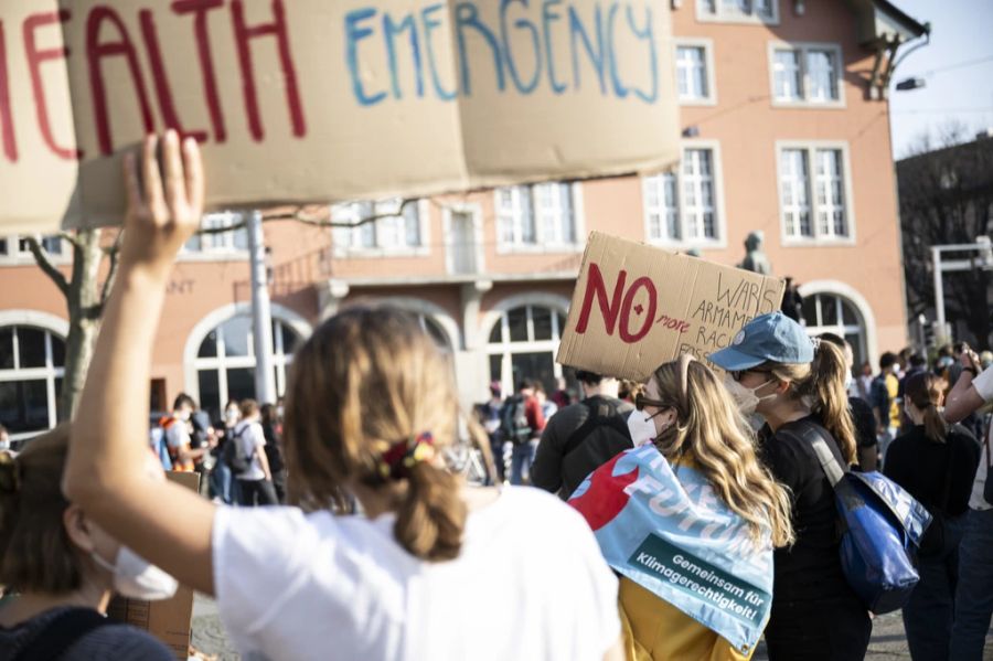 Aktivisten demonstrieren heute Freitag in Zürich gegen die Klimapolitik der Schweiz.