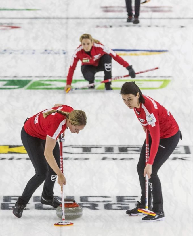 Melanie Barbezat, Skip Silvana Tirinzoni und Esther Neuenschwander wischen sich gegen Südkorea zum zehnten Sieg. Curling